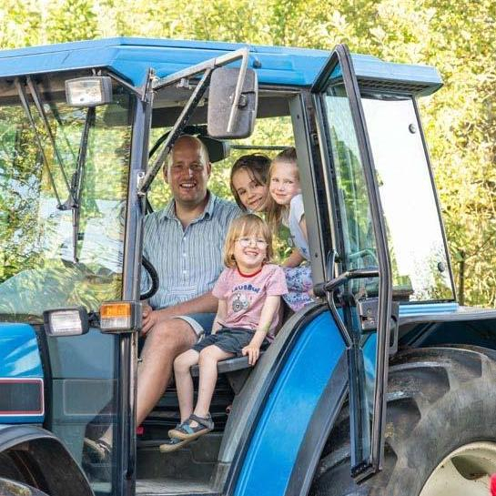 hagerhof-chiemsee-bauernhof-traktor